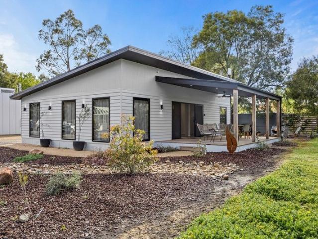 Modern Halls Gap Escape Fully Furnished & Thriving Airbnb!