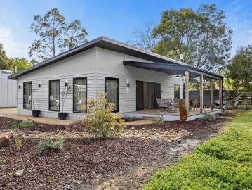 Modern Halls Gap Escape Fully Furnished & Thriving Airbnb!