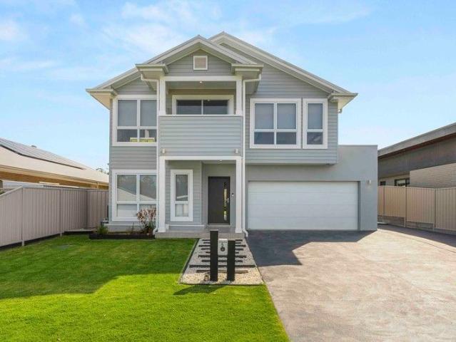 5 Bedrooms, 3 Living Areas & Golf Course Views