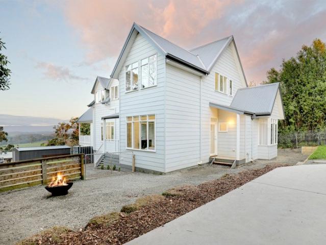Modern Hamptons Luxury & Breathtaking Mountain Views: The Ultimate 6 Beds plus study Family Sanctuary!