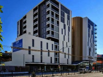 Modern High Level 2 Bedroom Apartment with District Views