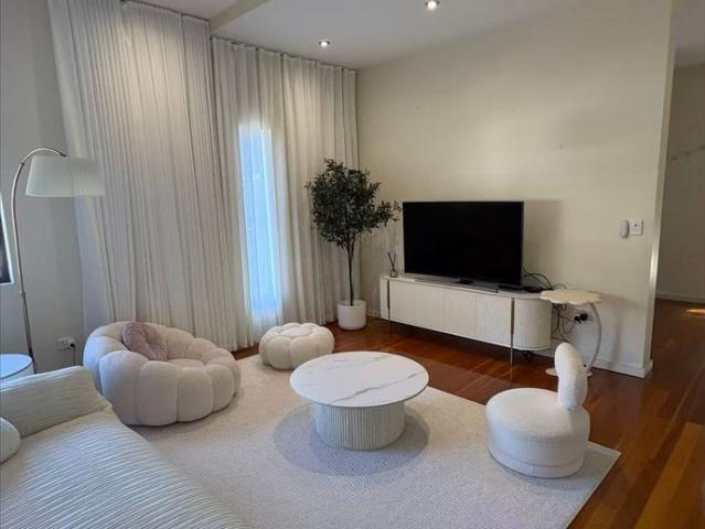 Modern High Quality Furnished Family Home Available Now! Prime Taringa Location!