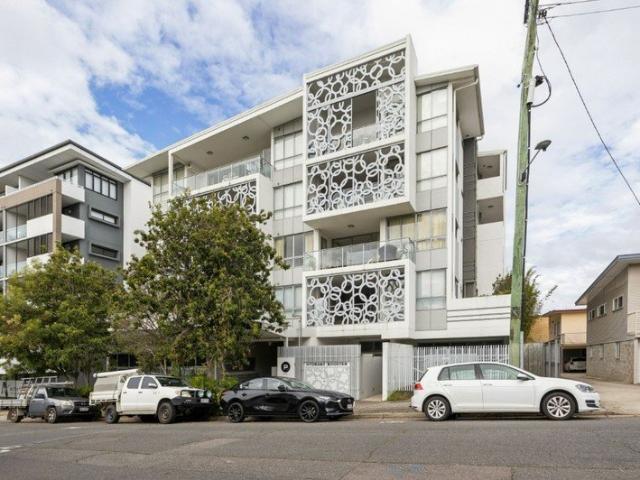 Modern High Rise Apartment with a 30m2 Balcony in the Centre of Lutwyche!