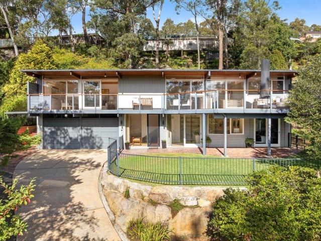 Modern & immaculate family entertainer with serene treetop views