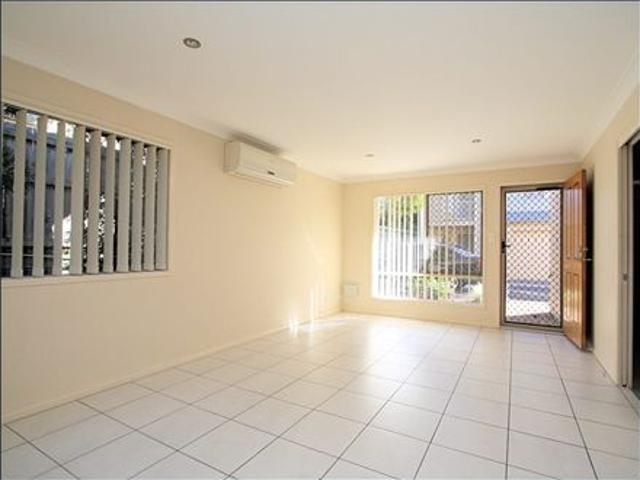 Modern, Immaculate & Spacious End Townhouse Privacy & Entertaining Abounds Air conditioned x 2 & Pool