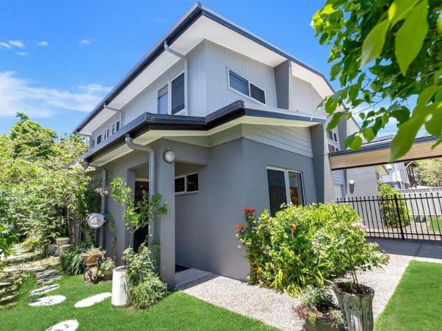 MODERN, IMPRESSIVE, PRIVATE & PERFECT FOR FLEXIBLE FAMILY LIVING