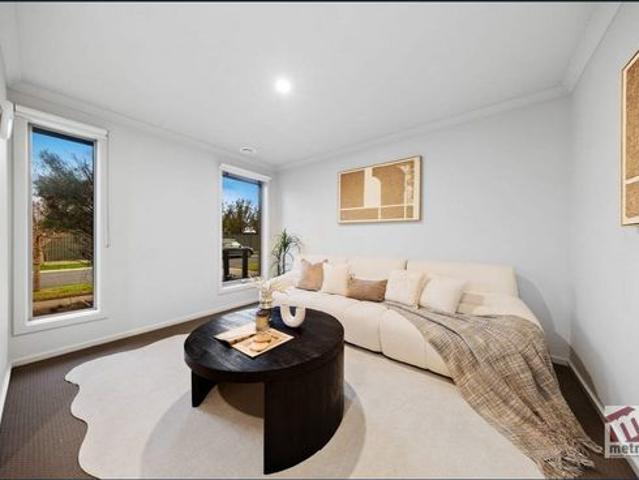 MODERN & INVITING HOME IN HIGHLY SOUGHT AFTER LOCATION!