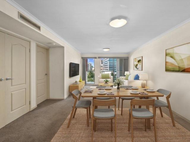GORGEOUS LARGE APARTMENT IN PRIME LOCATION WITH CAR PARK!