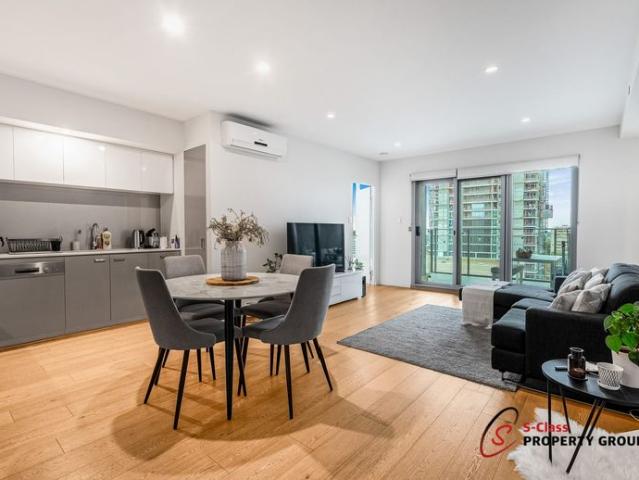 Modern Inner City Living with Spacious Balcony & Stunning Views!