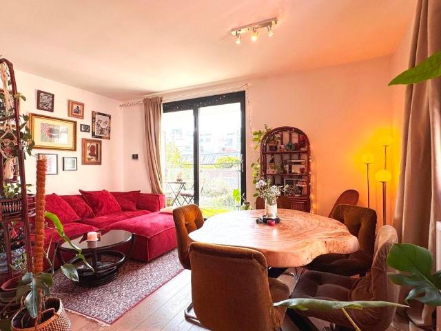 Modern, instapklaar appartement 1 slaapkamer met parkeerplaats bij te huren aan 80 € per maand terras op de tweede verdieping in het centrum van Gent