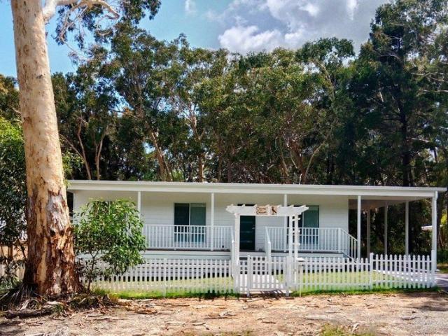 Modern Island Home on Macleay Island!