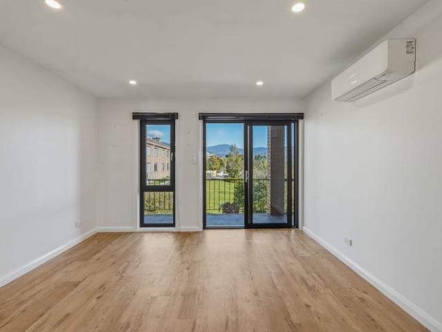 Modern One Bed Unit with Balcony