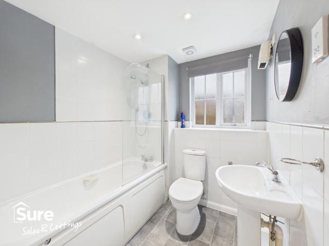 Modern One Bed Ground Floor Maisonette with Parking in Apsley, Hemel Hempstead
