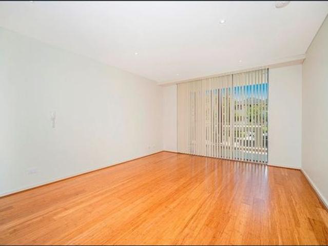Modern One Bedroom and Study in Ideal Location