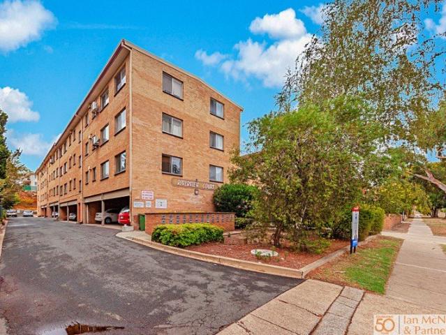 Modern One Bedroom Apartment in Convenient Location