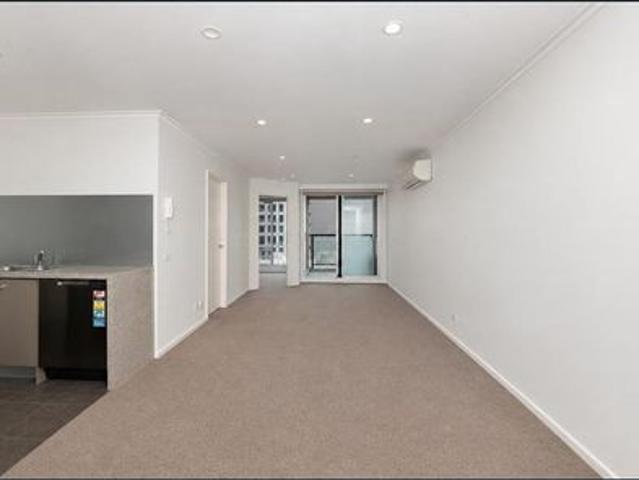 Modern One Bedroom Apartment in Convenient West Melbourne Location