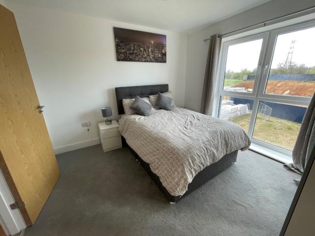 Modern One Bedroom Apartment in Luton with Parking, Close to Amenities