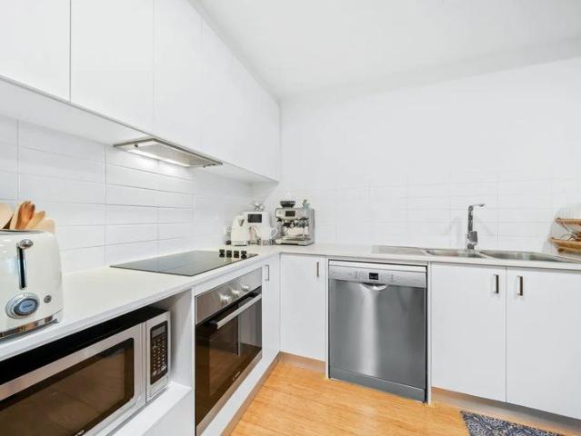 Modern One Bedroom Apartment in Prime East Perth Location