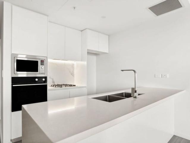 Modern one bedroom apartment plus study in the Heart of Hurstville