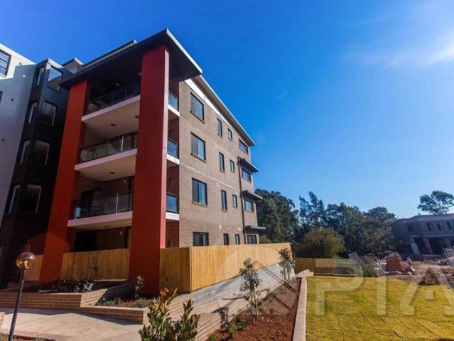 Modern One bedroom Apartment plus study. Walking distance to Norwest Metro