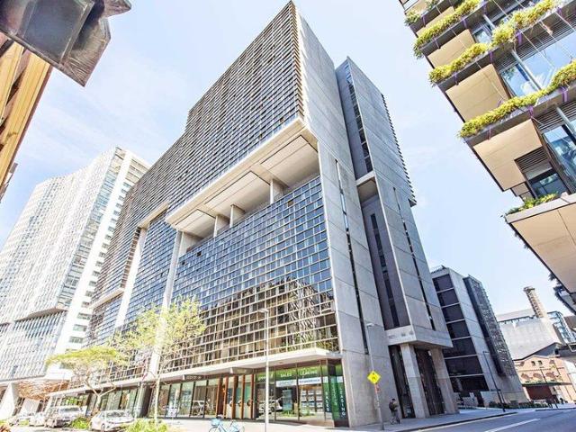 Modern One Bedroom Apartment with Study Area in Central Park Prime Chippendale Location
