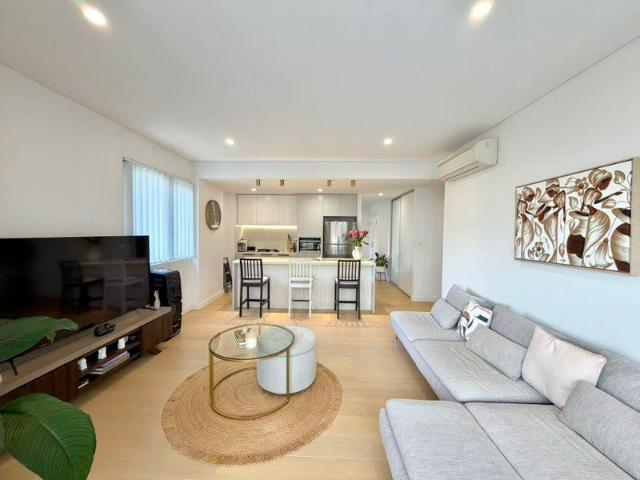 Modern One Bedroom Apartment with Study Area & Large Balcony