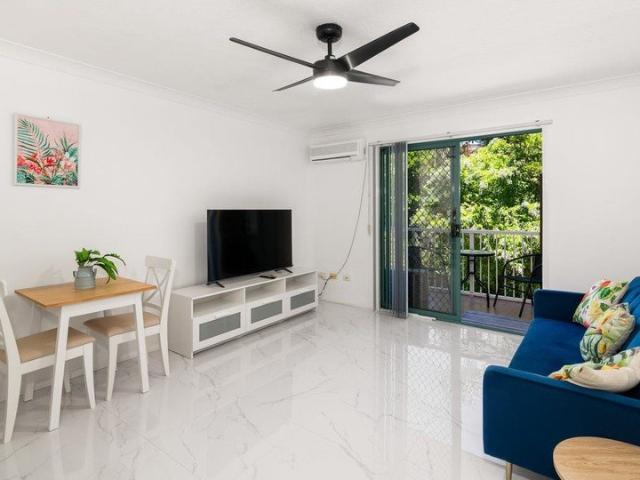Modern One Bedroom Apartment with Strong Rental Return in Prime Kangaroo Point Location