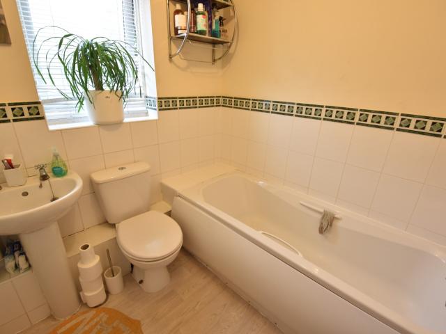 Modern One Bedroom Flat in LU2 with Allocated Parking, Available Oct