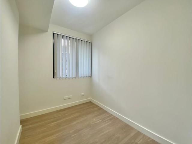 Modern One Bedroom + Large Study Room Apartment in Waitara