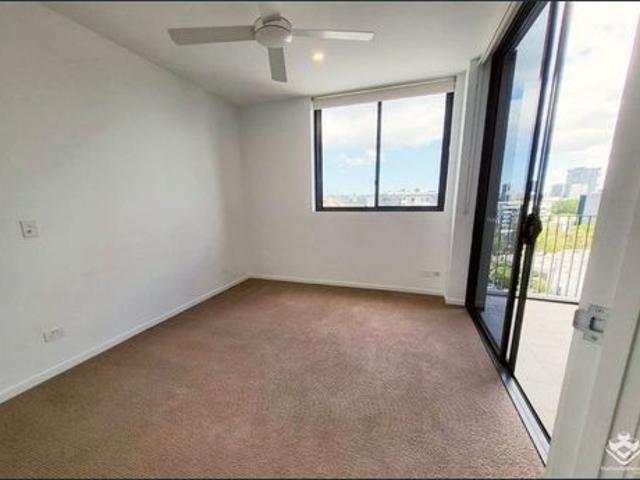 Modern One Bedroom Living in the Heart of West End