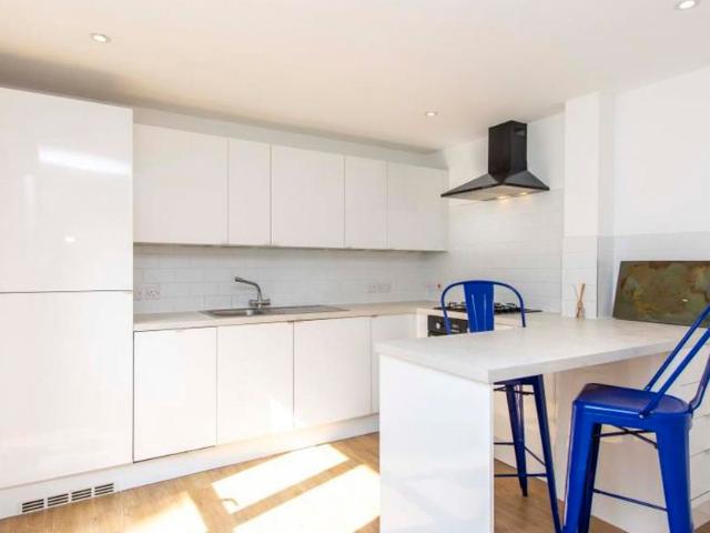 Modern one bedroom 'Mews Cottage' located within walking distance to Cabot Circus, City Centre and with easy reach of the Motorway links. Unfurnished!