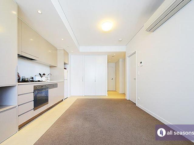 Modern One Bedroom Near Wolli Creek Station