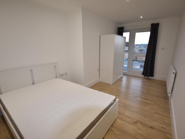 Modern One Bedroom Seventh Floor Flat with Balcony in Midland Apartments, Luton