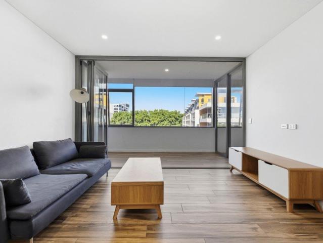 Modern One Bedroom Plus Study Apartment in Meriton's Symphony, Zetland