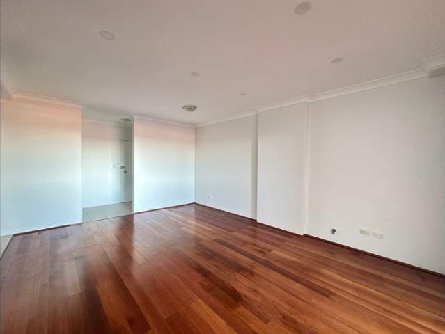 Modern One Bedroom Plus Study in Ultra Convenient Hurstville Location