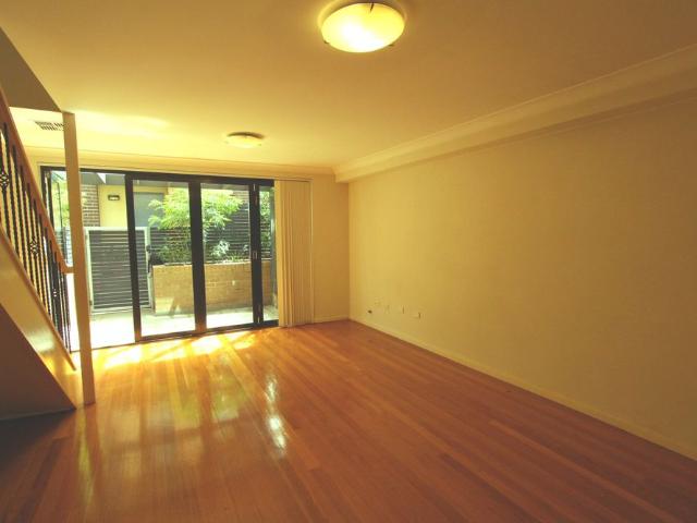 MODERN ONE BEDROOM TOWNHOUSE