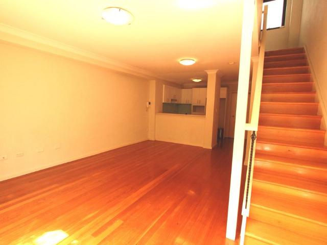MODERN ONE BEDROOM TOWNHOUSE