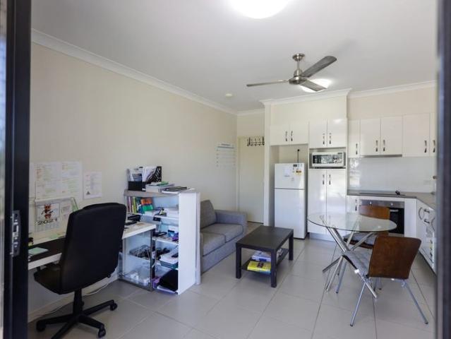 MODERN ONE BEDROOM UNIT WITH ALFRESCO COURTYARD! CENTRALLY LOCATED!
