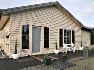 Bushfield, Woolsthorpe - Garden, Parking