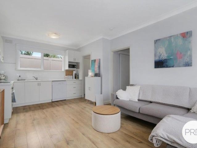 MODERN ONE BEDROOM UNIT LOW MAINTENANCE LIVING IN PRIME LOCATION
