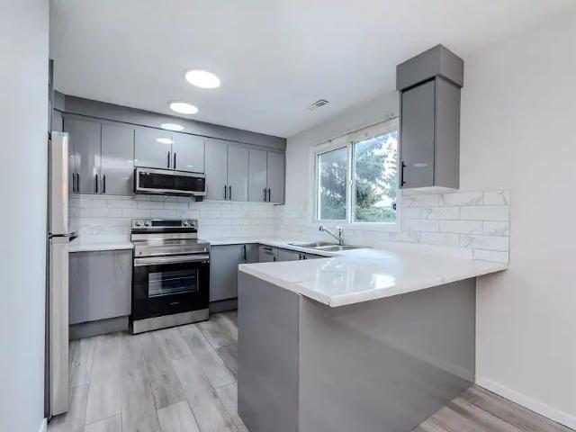 Modern Oasis: Fully Renovated Townhouse Near LRT and Downtown!