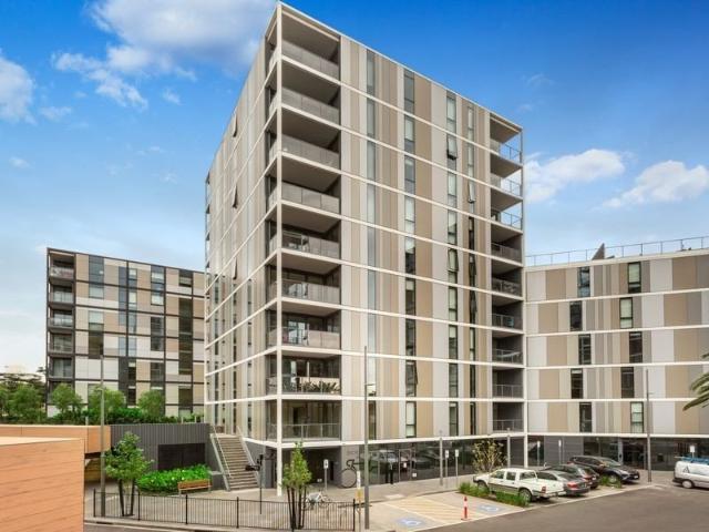 Modern Oasis: Light Filled 1 Bedroom Apartment with Car Space