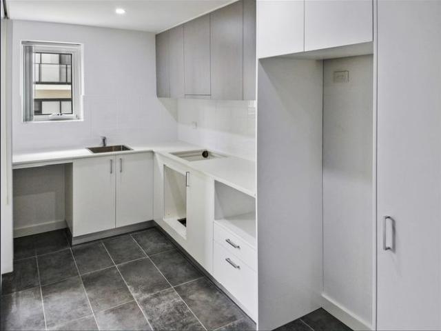 Modern & Opposite Stockland's Baulkham Hills!