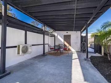 Modern Orlando Rooms Smart TV, Mini Fridge & Secure Locks Ne.
