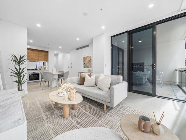 Modern Oversized One Bedroom Apartment with Study in the Heart of Eastgardens