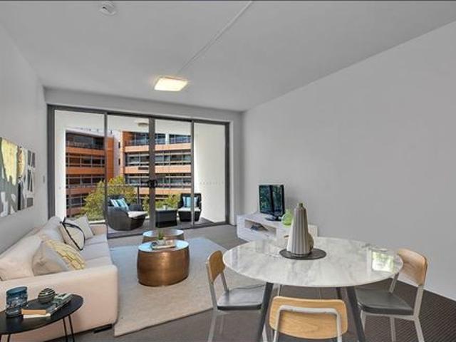Modern Oversized apartment with Parking – Great Location