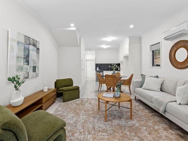MODERN, OVERSIZED TOWNHOUSE