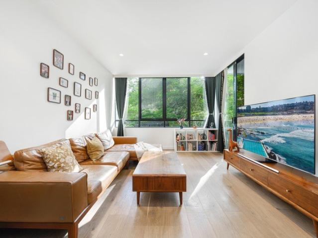 Modern oversized 2 Bedrooms + Study with Garden Outlook & Premier Privacy