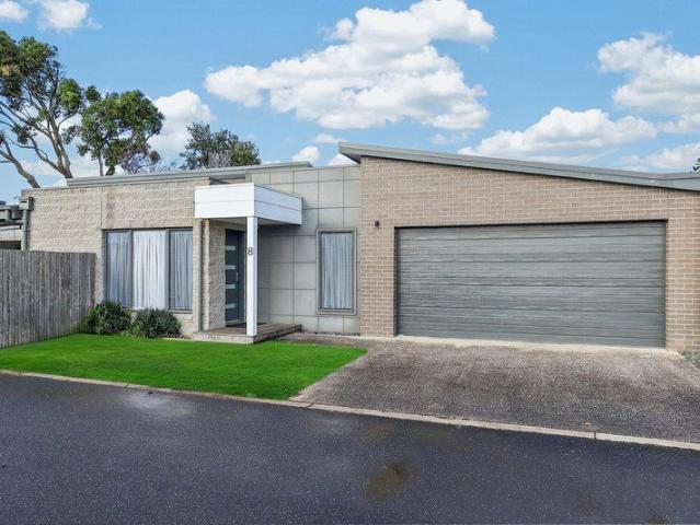 MODERN, LOW MAINTENANCE & OPPOSITE PARKLAND & MERRI RIVER