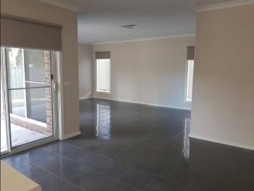 Modern, Low Maintenance Close to Lake!
